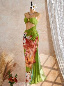 Conjunto de bikini verde con falda floral