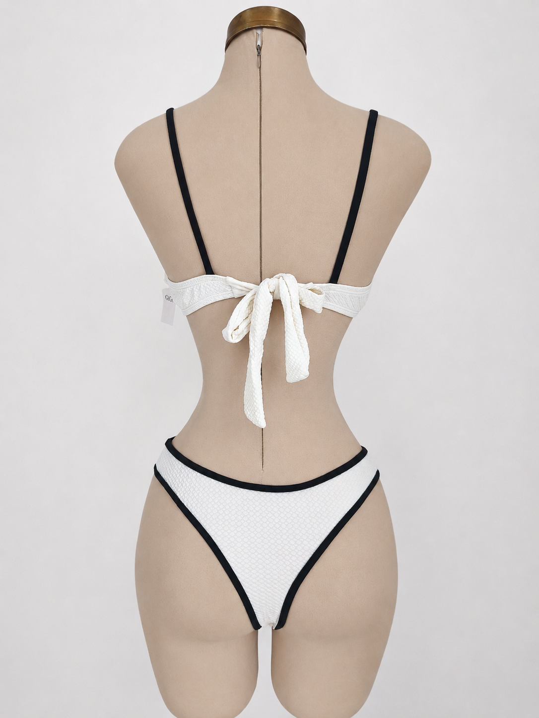 Bikini beige y negro con acabado de textura y tanga de hilo - imagen 2