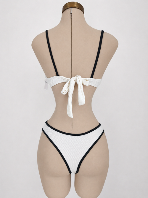 Bikini beige y negro con acabado de textura y tanga de hilo - imagen 2