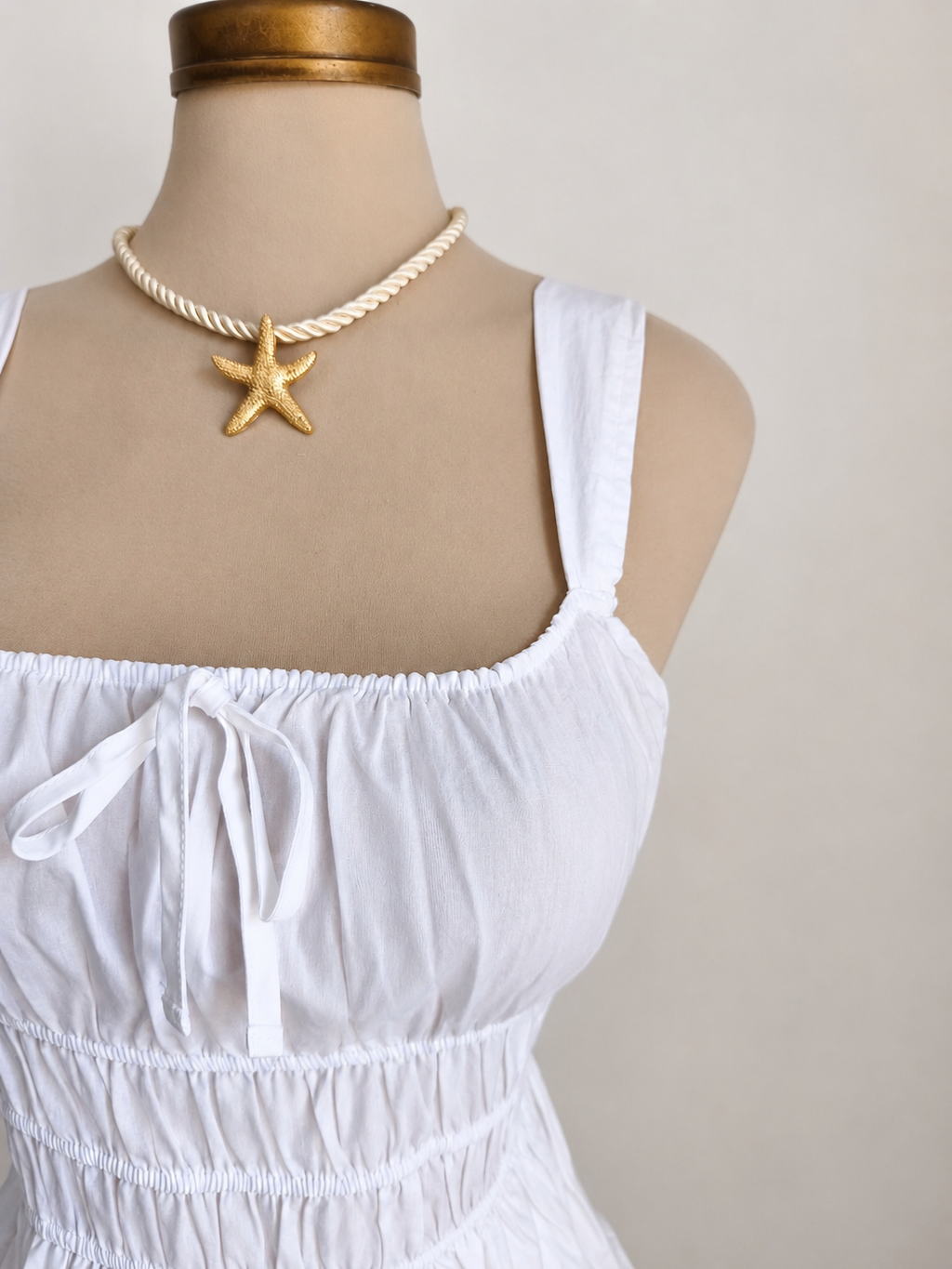 Minivestido blanco sin mangas con cuello anudado y corte en A - imagen 3