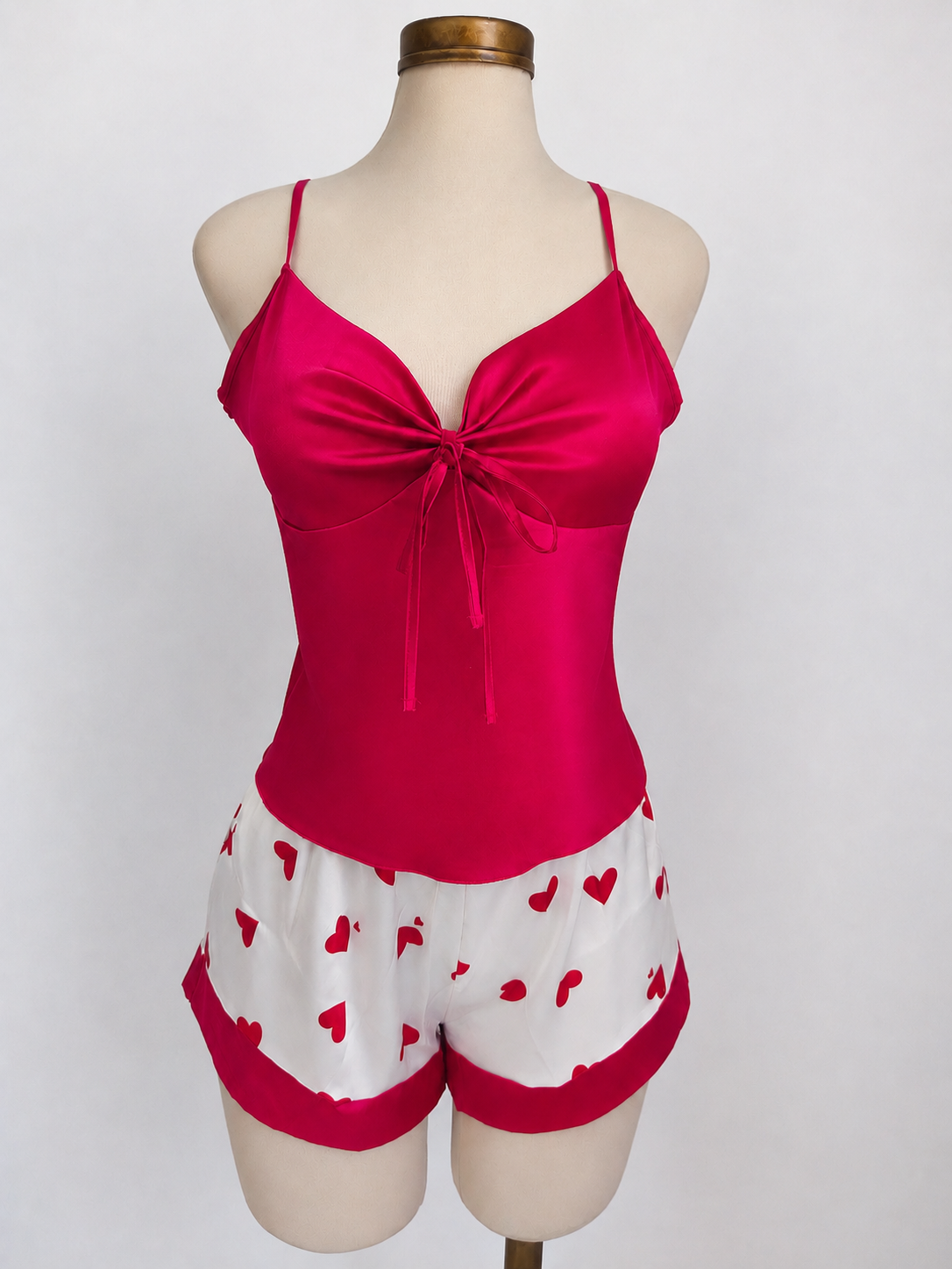 Pijama con top rojo y short con estampado de corazones