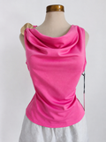 Top rosa sin mangas de punto con cuello drapeado y ribete dorado