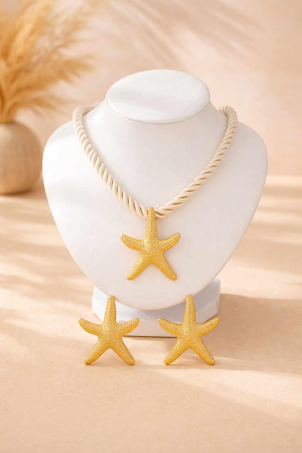 Set de aretes y collar en forma de estrella dorada - Modelo 2