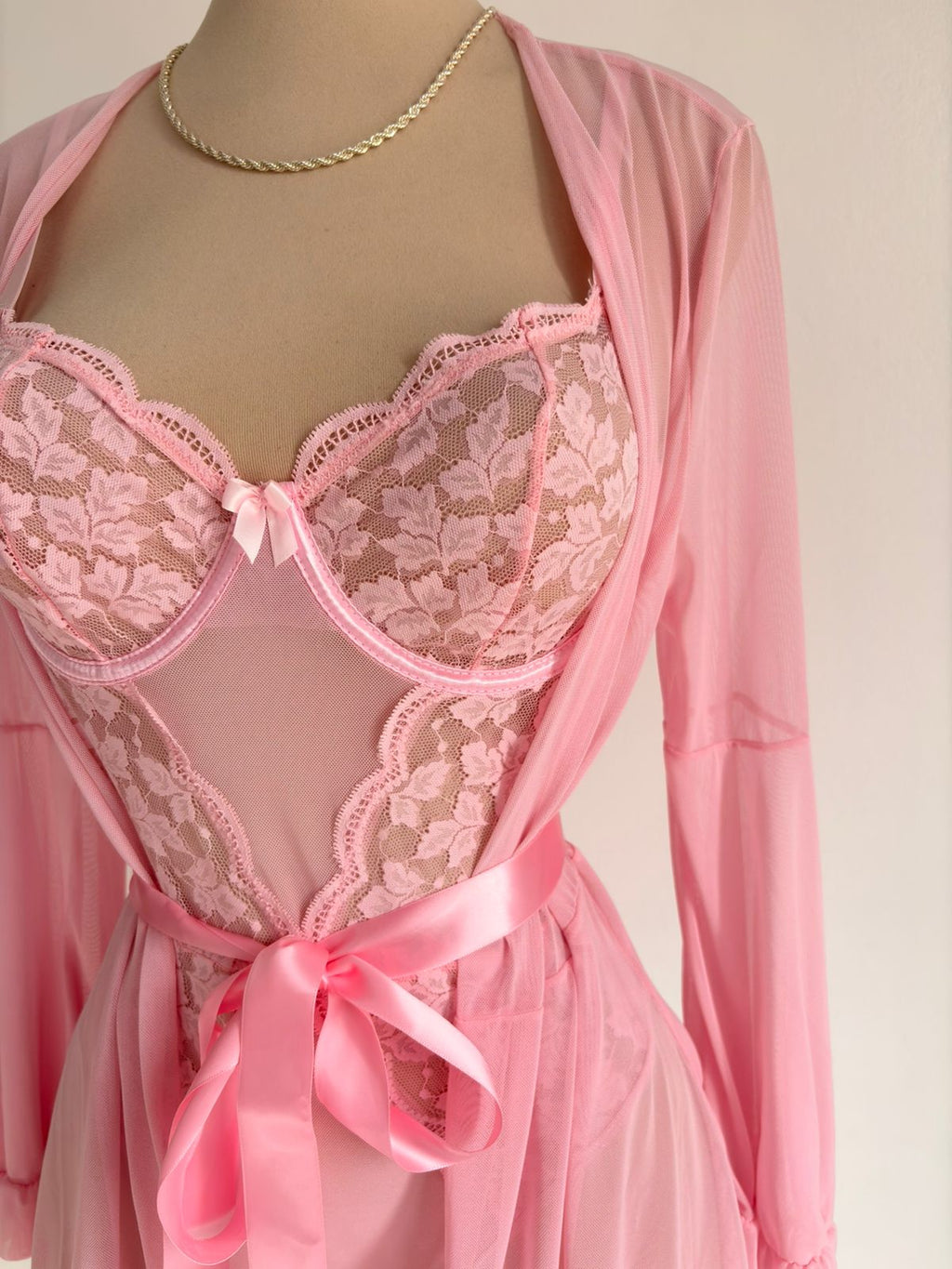 Body rosado con abertura y Bata y Cinturón y 1 par de medias - imagen 4