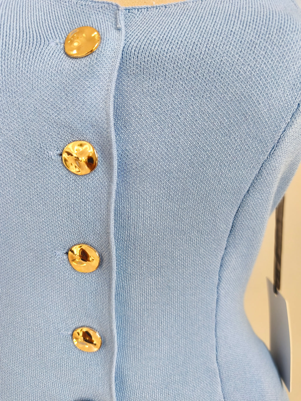 Blusa baby blue sin mangas con botones dorados y peplum - imagen 3