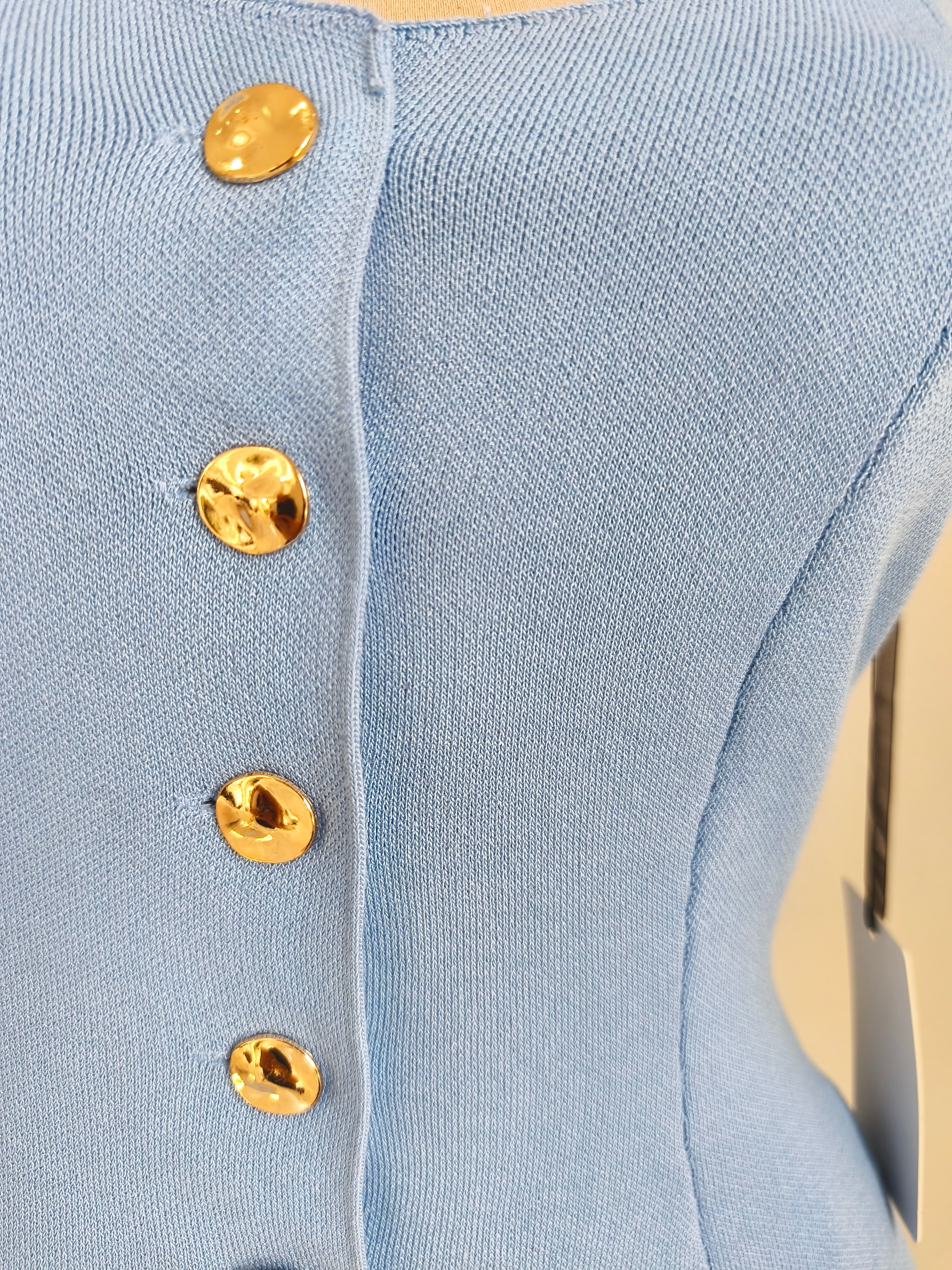 Blusa baby blue sin mangas con botones dorados y peplum - imagen 3