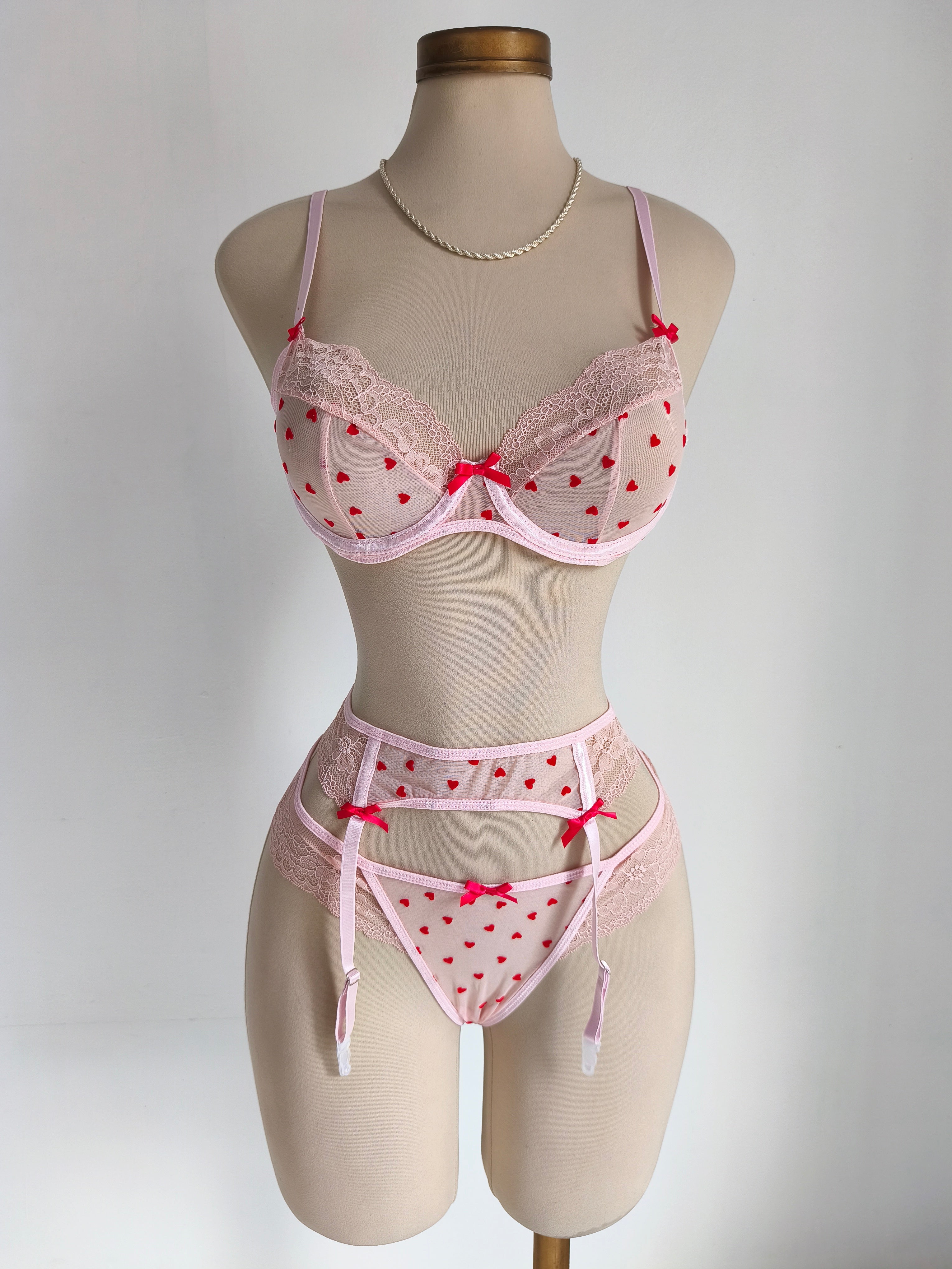 Set de lencería rosado con corazones y transparencia, con realce