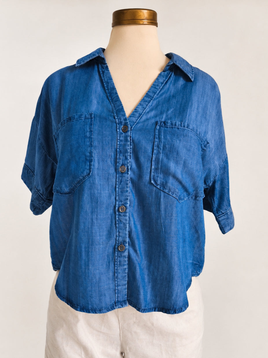 Camisa de chambray de manga corta con cuello en V
