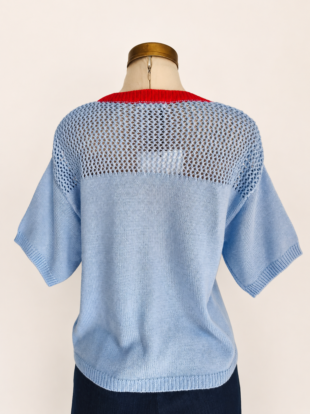 Top de jacquard de manga corta con escote en v y banda del cuello en - imagen 2