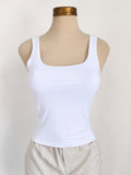 Camiseta blanca sin mangas de doble capa con escote redondo