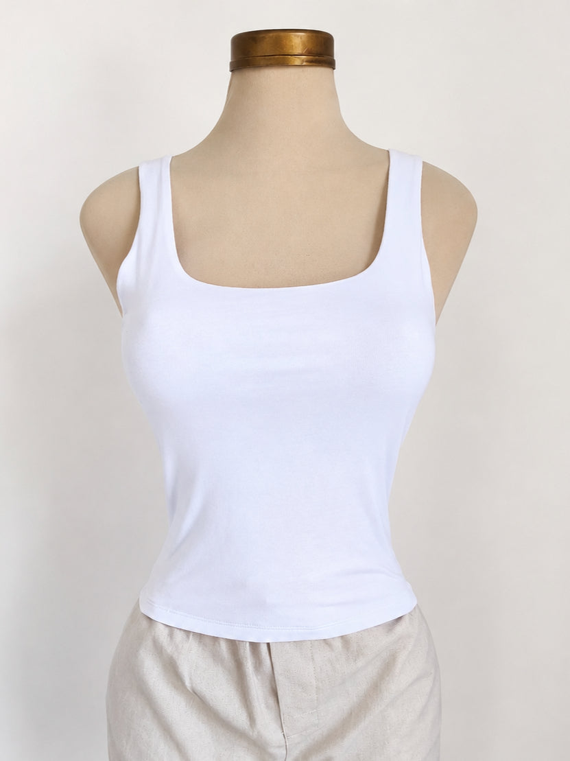 Camiseta blanca sin mangas de doble capa con escote redondo