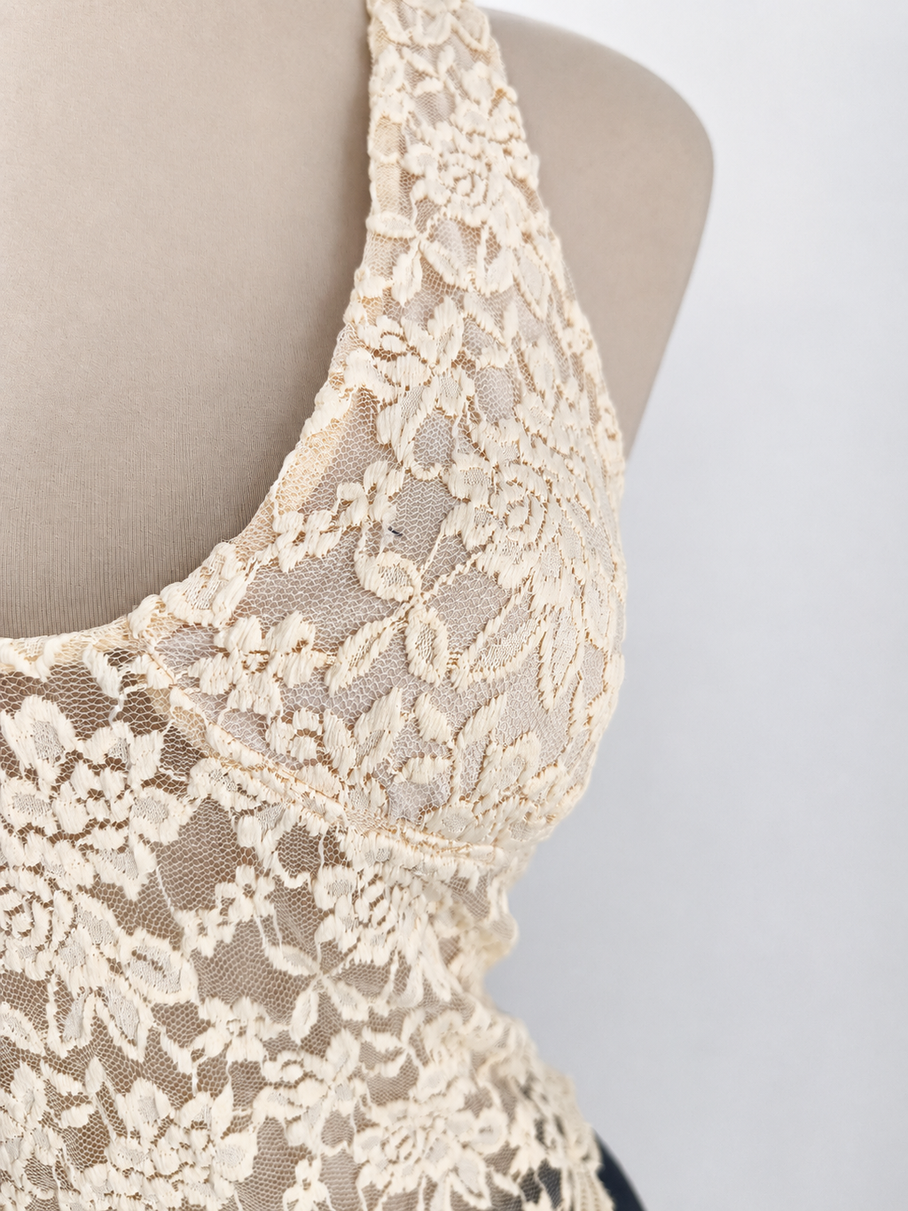 Top color crema de tirantes con cuello halter y encaje floral - imagen 4