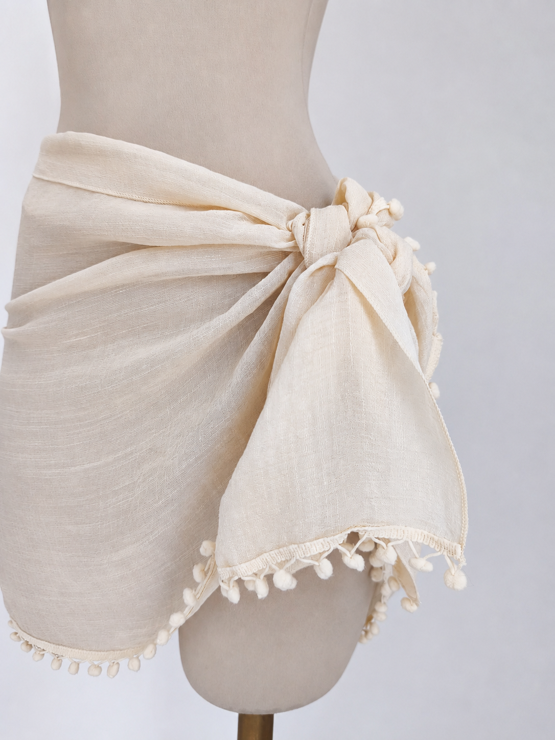Salida de Playa color beige UNITALLA, pareo con pompones