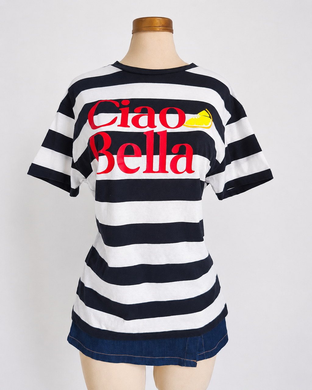 Camiseta negra de manga corta con cuello redondo y rayas gráficas - imagen 3