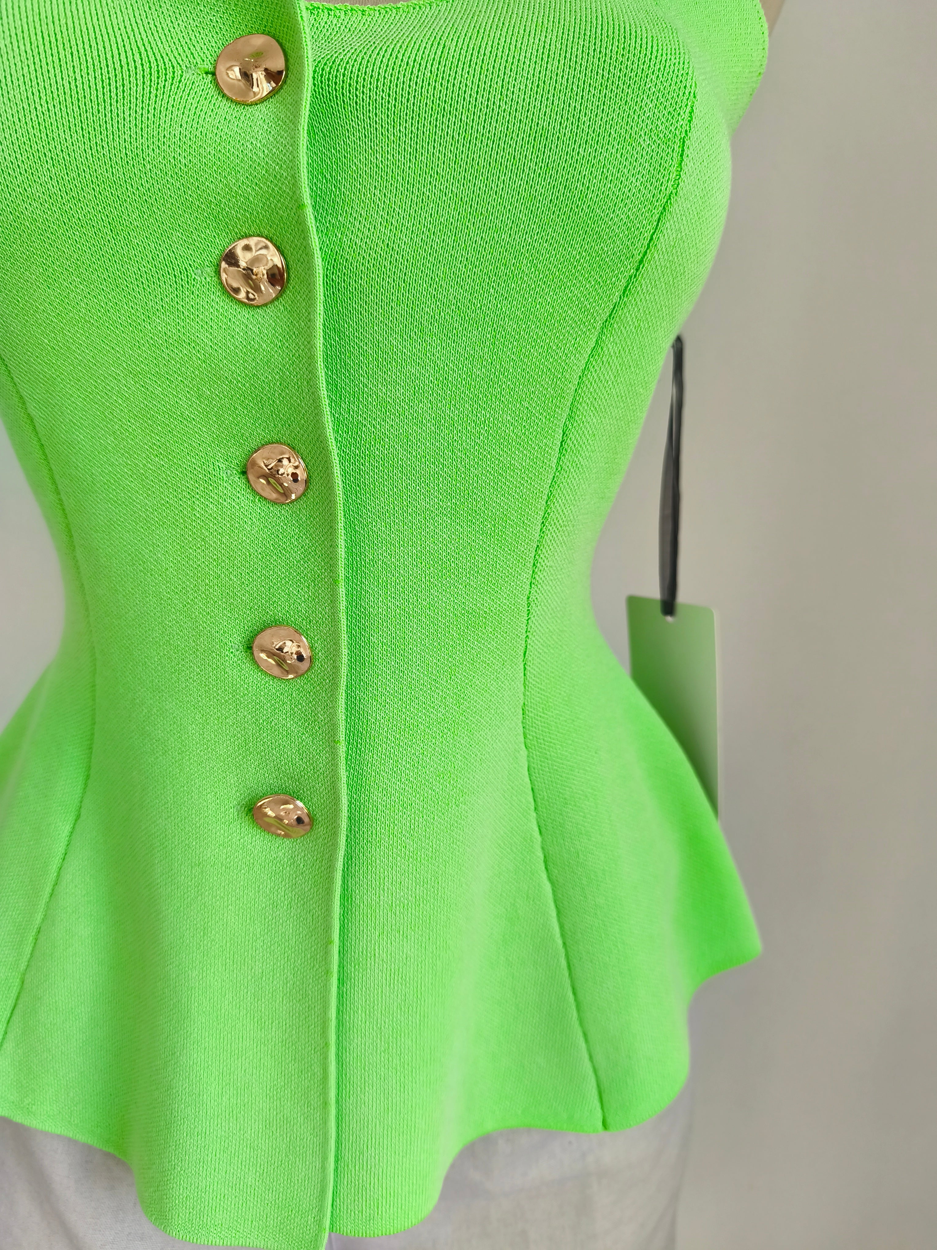 Blusa lima sin mangas con botones dorados y peplum - imagen 3