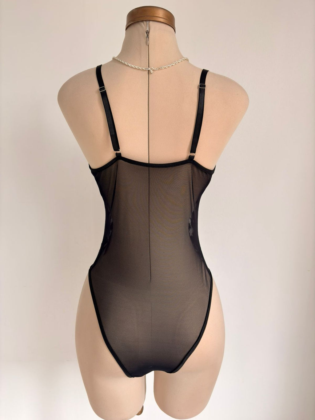 Body negro con abertura negro y Bata y Cinturón y 1 par de medias - imagen 2