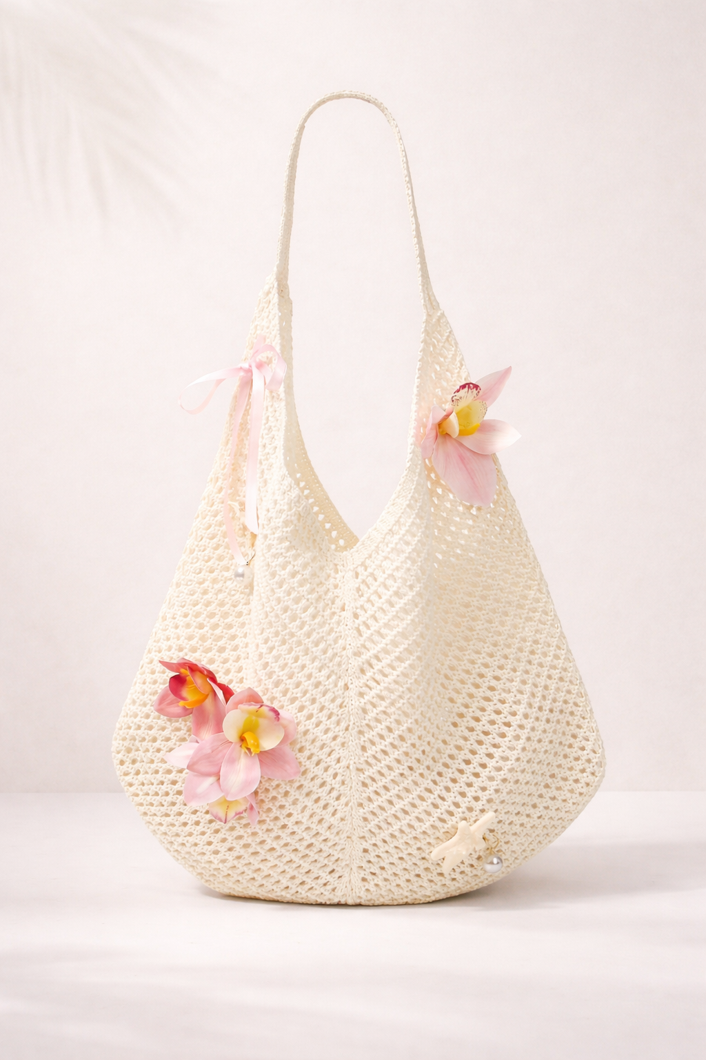 Bolso de playa tejido beige y accesorios