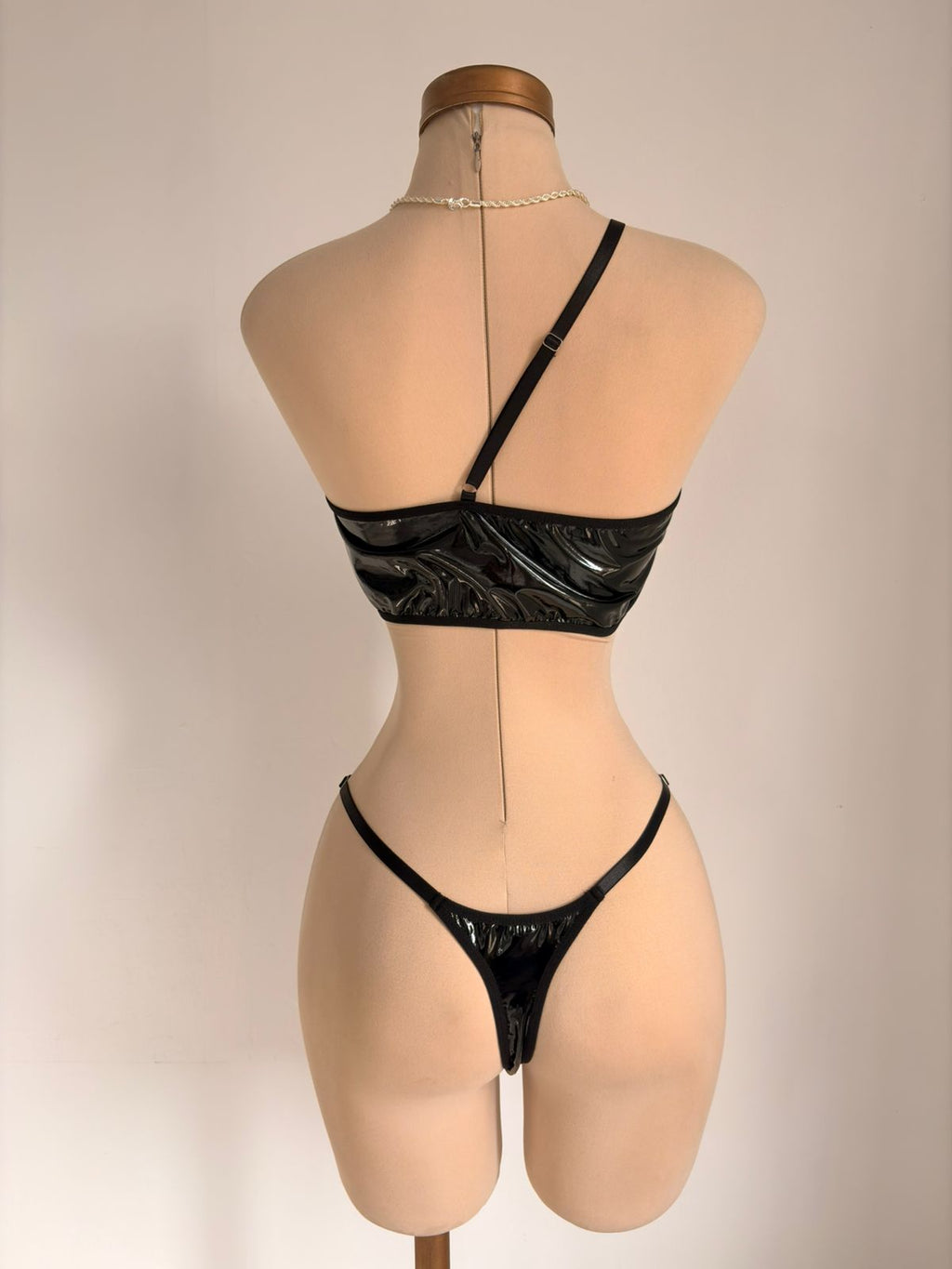 Body asimétrico, de material PU brillante, con líneas, recortes - imagen 2