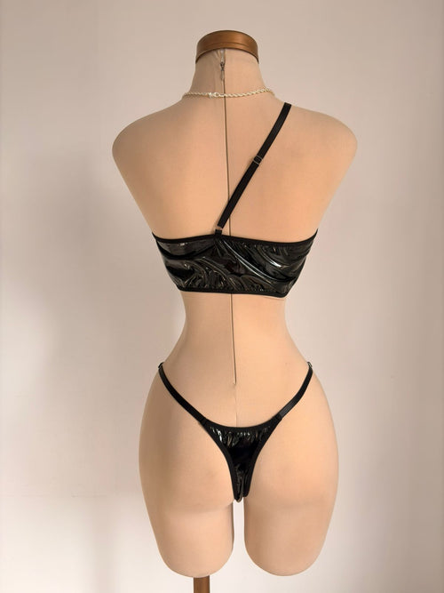 Body asimétrico, de material PU brillante, con líneas, recortes - imagen 2