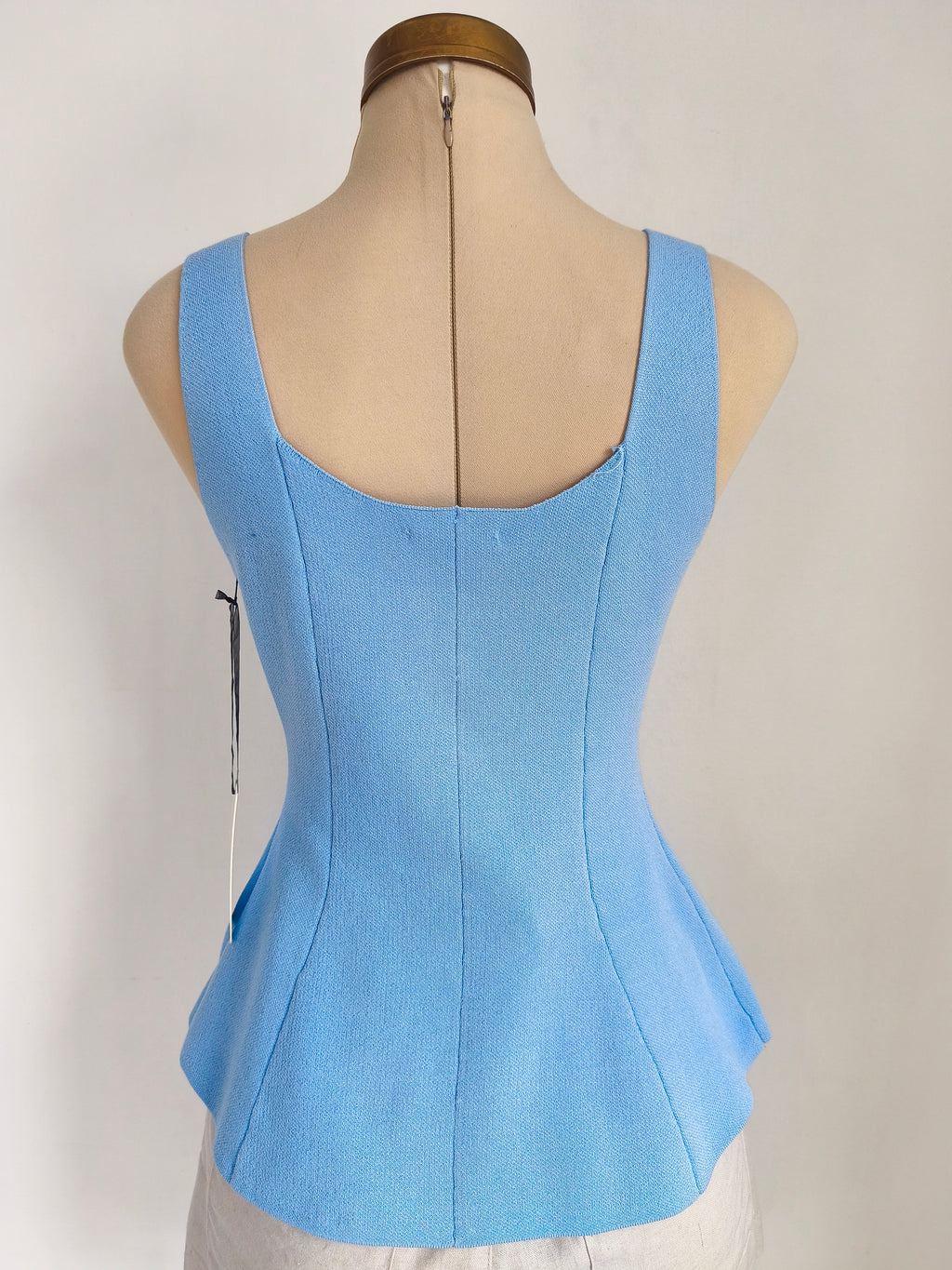 Blusa baby blue sin mangas con botones dorados y peplum - imagen 2