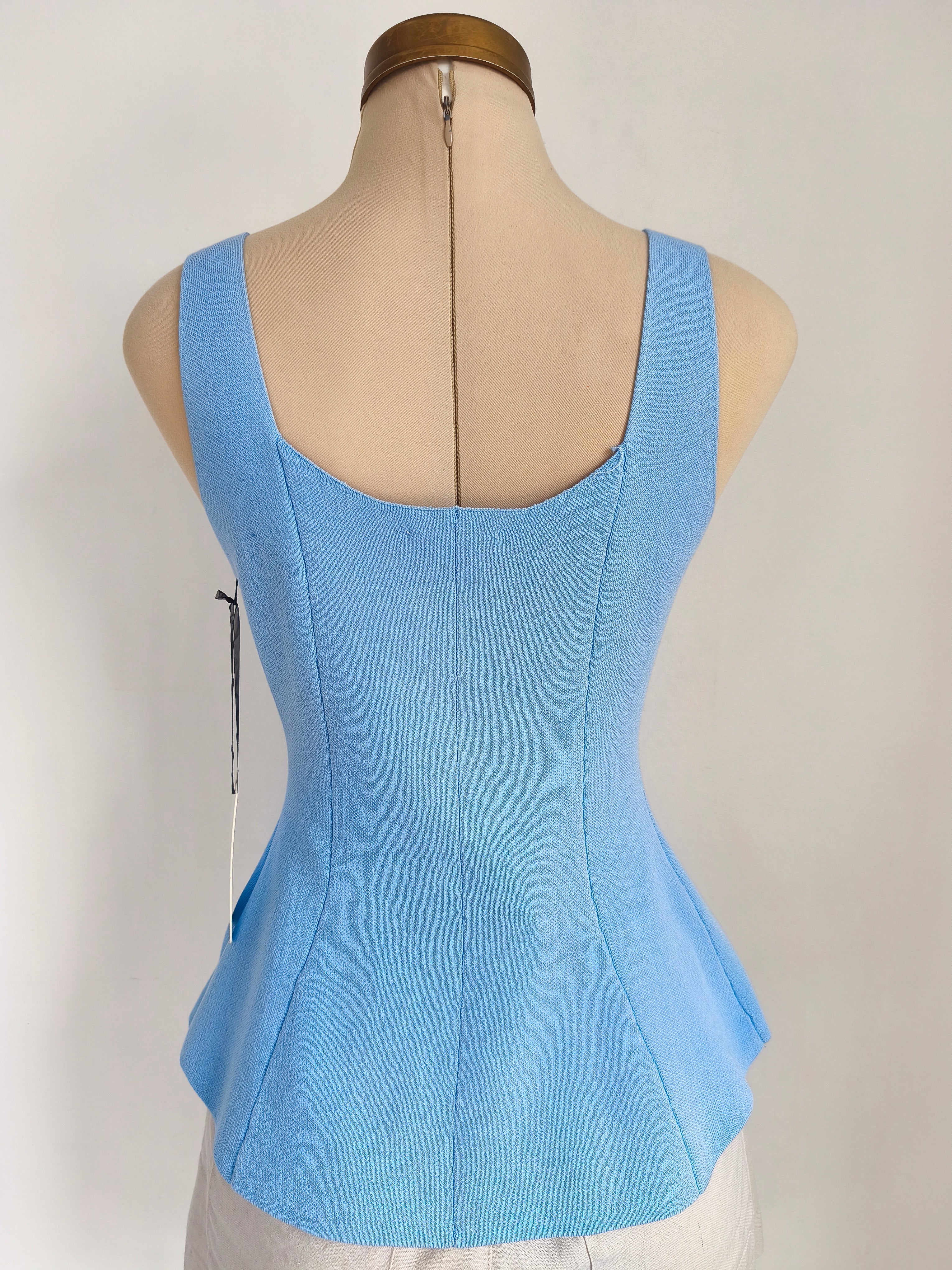 Blusa baby blue sin mangas con botones dorados y peplum - imagen 2