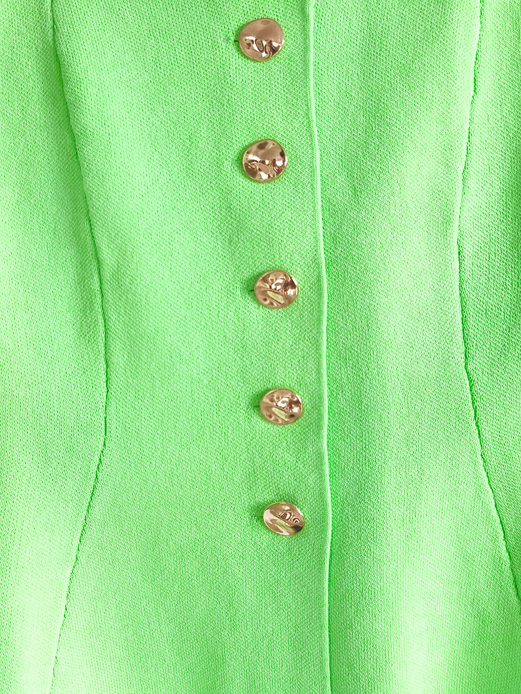 Blusa lima sin mangas con botones dorados y peplum - imagen 4