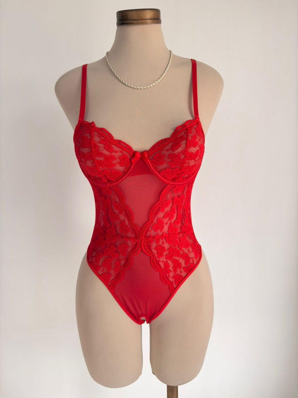 Body rojo con abertura y Bata y 1 par de medias - imagen 3