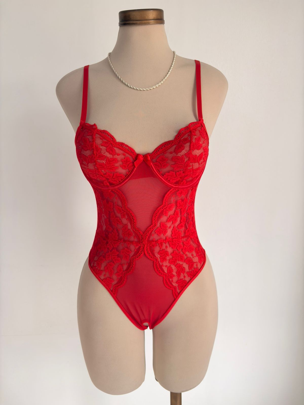 Body rojo con abertura y Bata y 1 par de medias - imagen 3