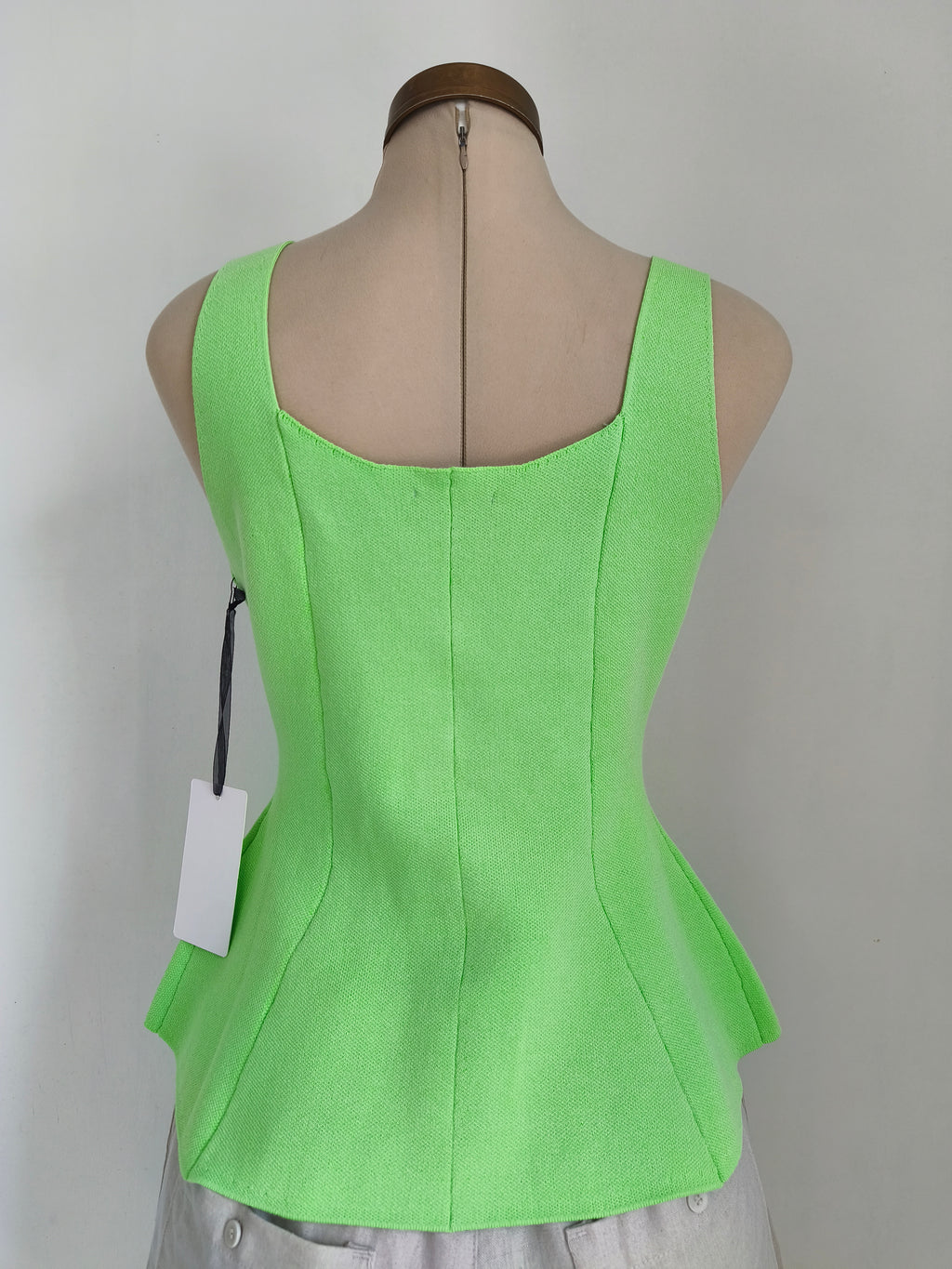 Blusa lima sin mangas con botones dorados y peplum - imagen 2