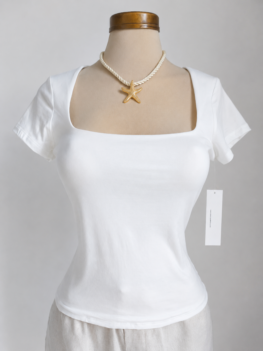 Top blanco de manga corta con cuello cuadrado y doble capa en frontal y posterior - imagen 3