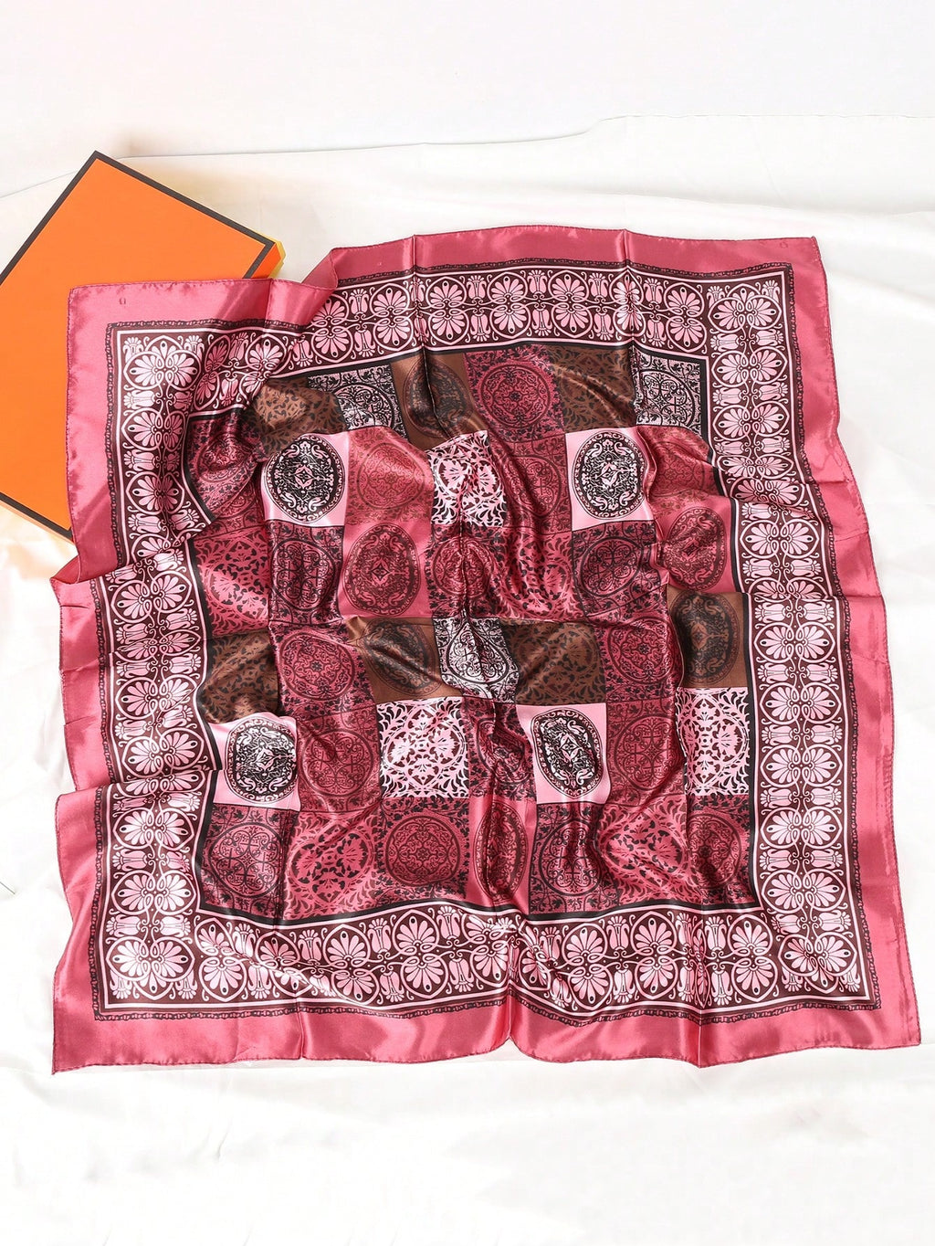 Pañuelo cuadrado de satén con estampado floral rosa, diadema y bandana - imagen 2