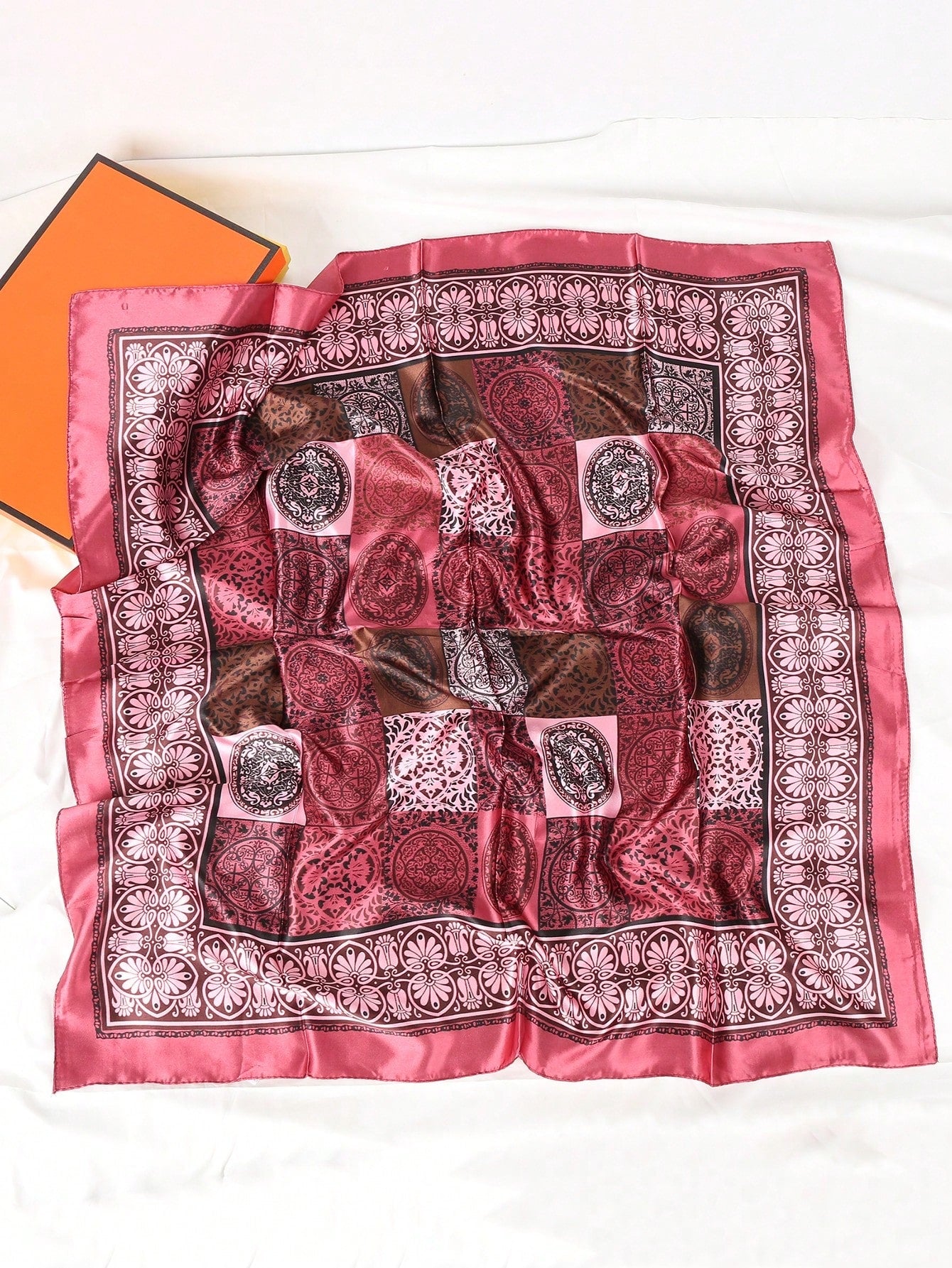 Pañuelo cuadrado de satén con estampado floral rosa, diadema y bandana - imagen 2
