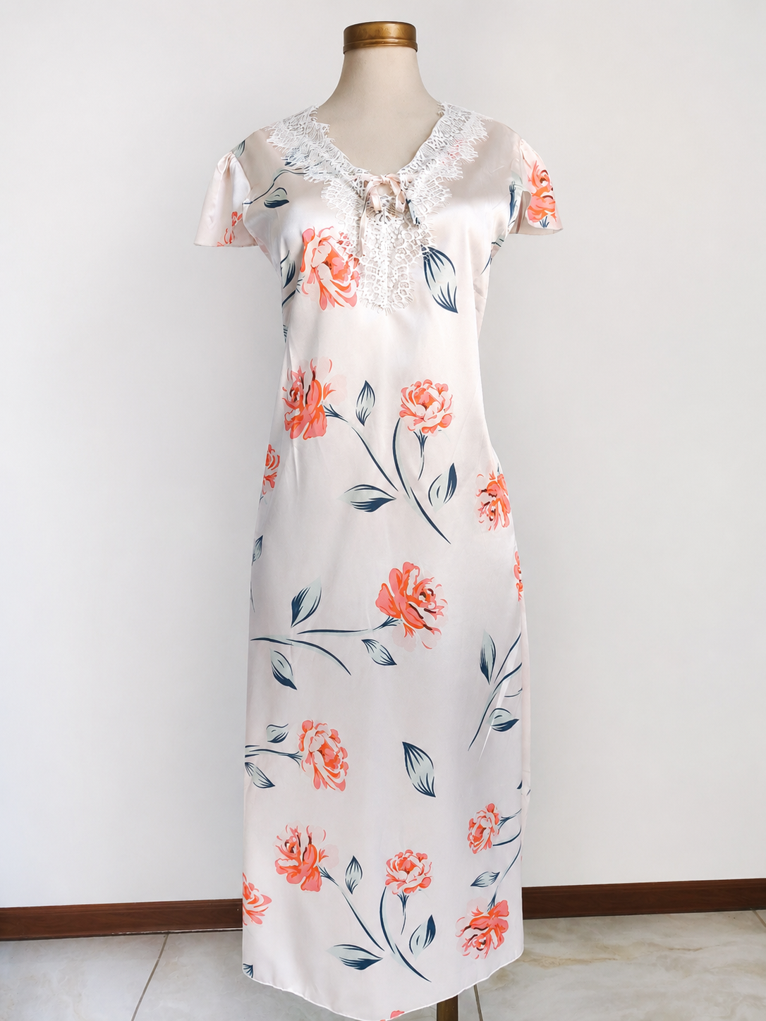 Camisón de seda con escote en V y estampado floral
