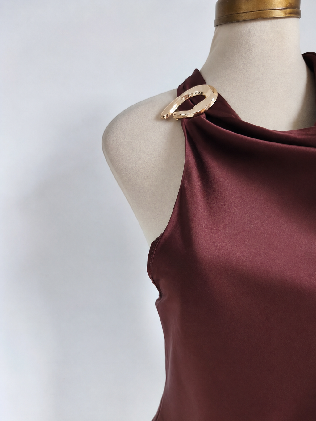 Blusa de satén con cuello halter - imagen 3