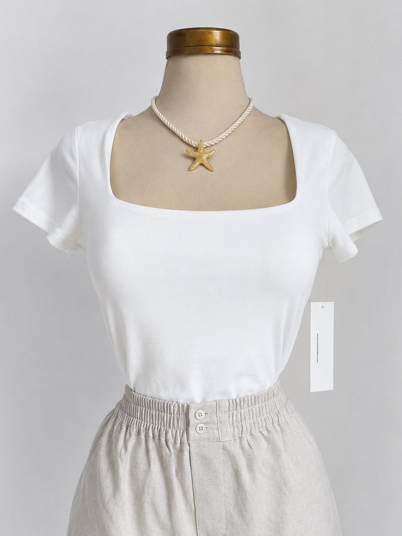 Top blanco de manga corta con cuello cuadrado y doble capa en frontal y posterior