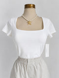 Top blanco de manga corta con cuello cuadrado y doble capa en frontal y posterior