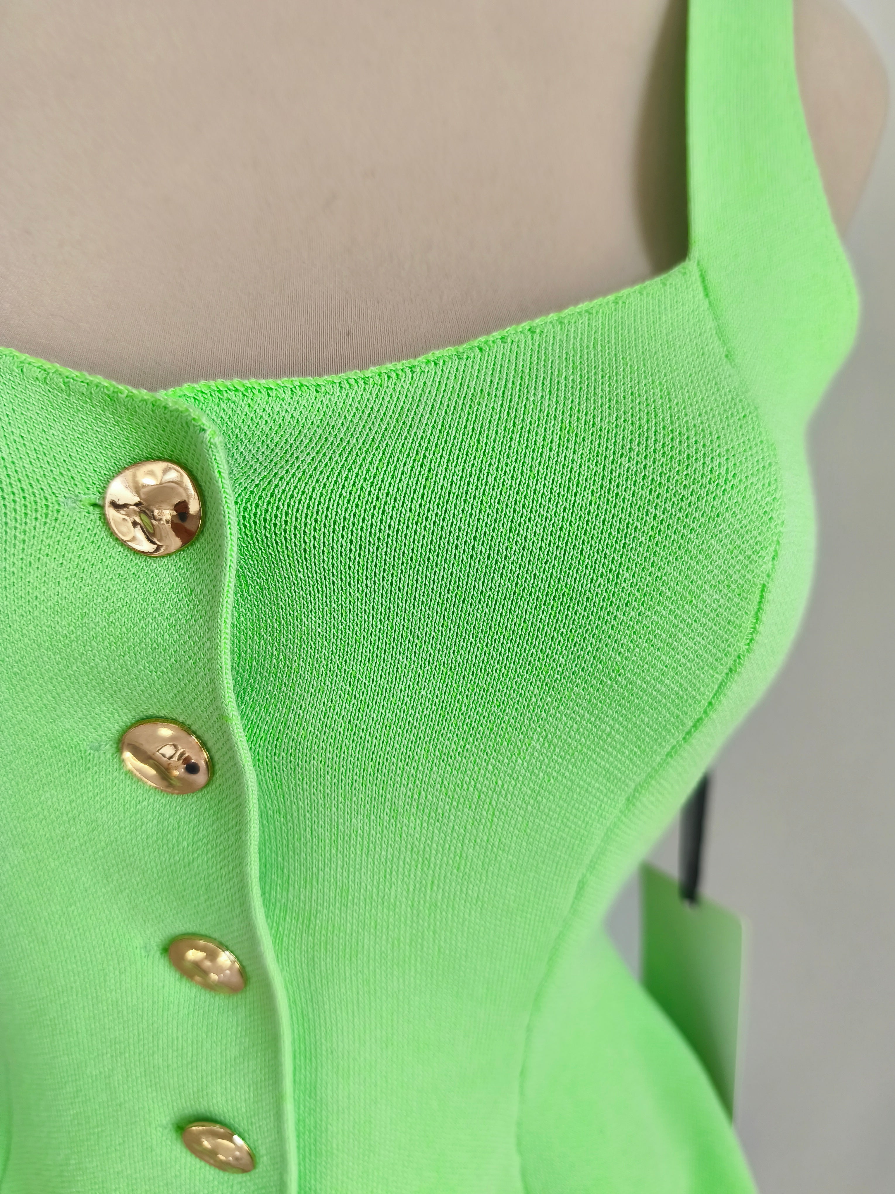 Blusa lima sin mangas con botones dorados y peplum - imagen 5