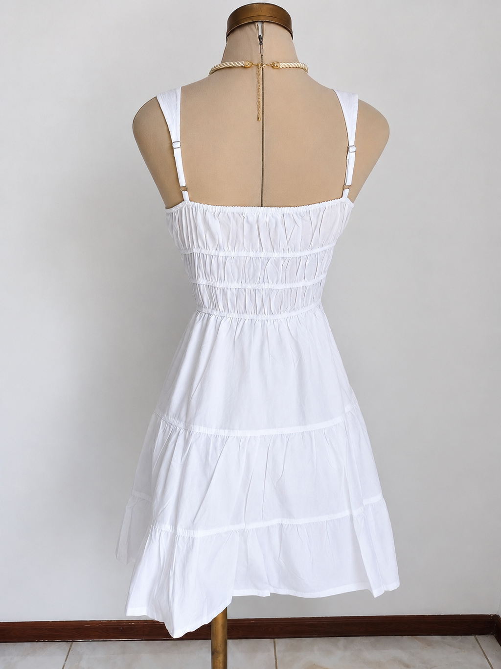 Minivestido blanco sin mangas con cuello anudado y corte en A - imagen 2