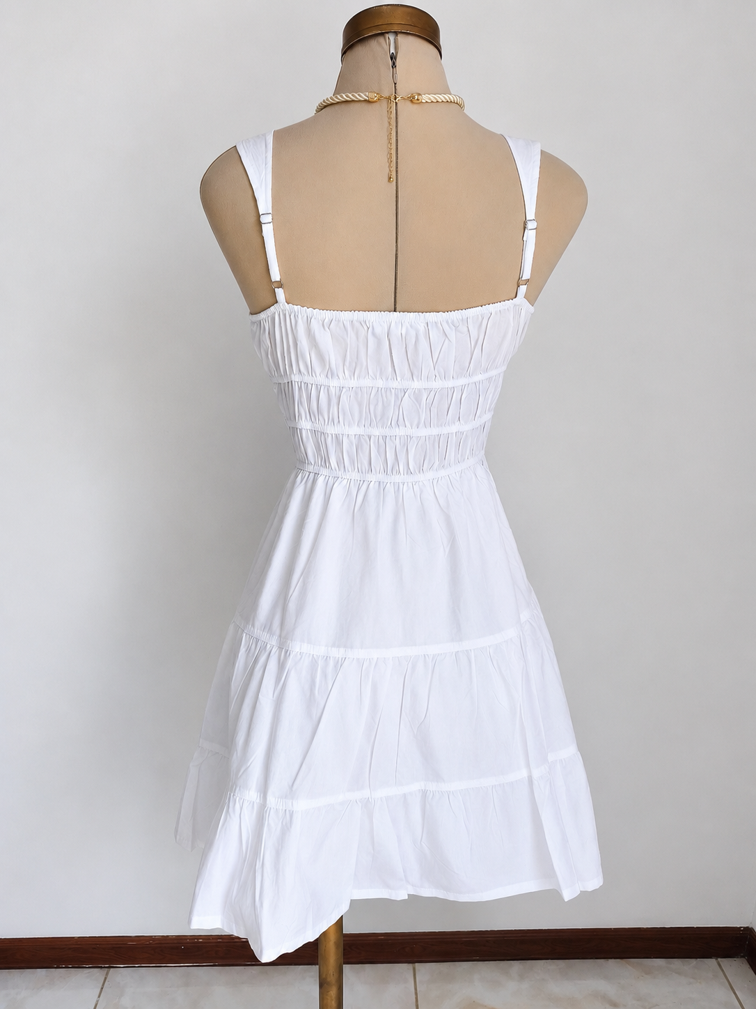 Minivestido blanco sin mangas con cuello anudado y corte en A - imagen 2