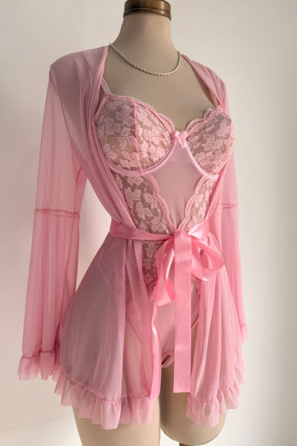 Body rosado con abertura y Bata y Cinturón y 1 par de medias