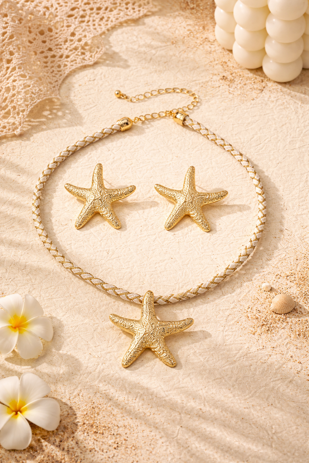 Set de aretes y collar en forma de estrella dorada - imagen 2