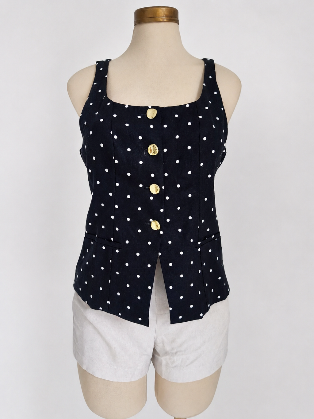 Top negro de lino con lunares y botones dorados