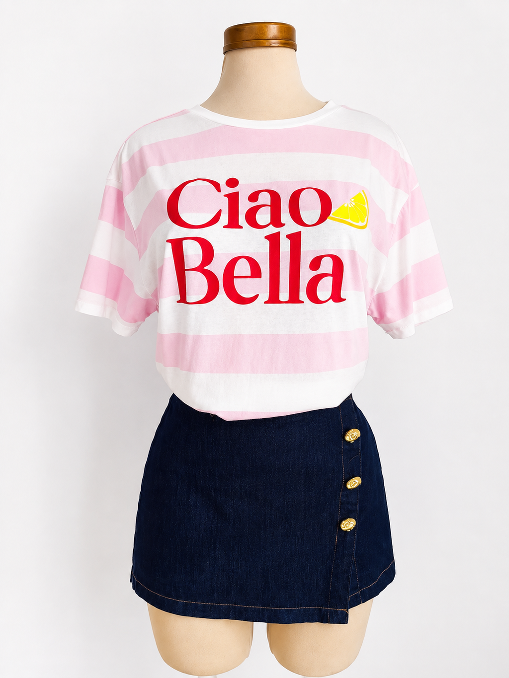 Camiseta rosada de manga corta con cuello redondo y rayas gráficas