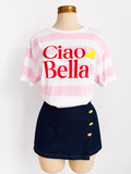 Camiseta rosada de manga corta con cuello redondo y rayas gráficas