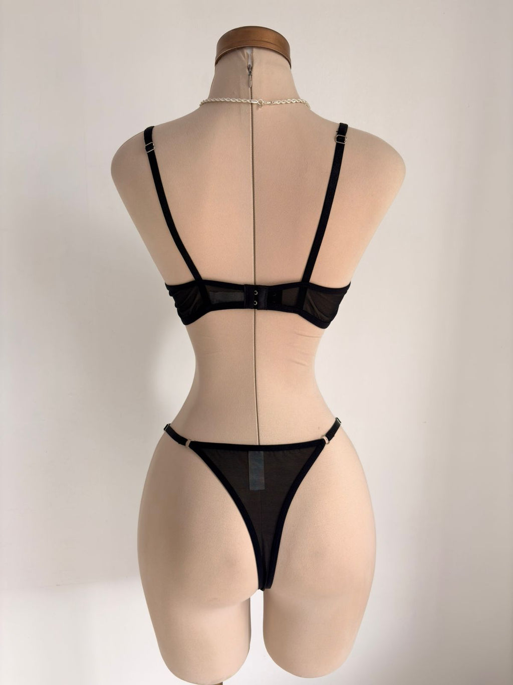 Conjunto de sujetador y bragas transparentes de malla - imagen 2