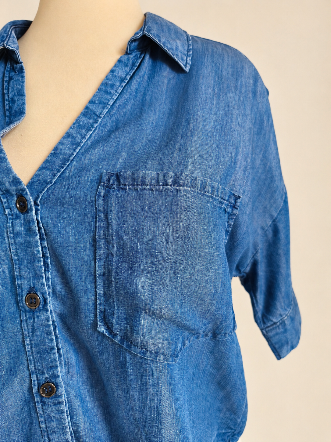Camisa de chambray de manga corta con cuello en V - imagen 3