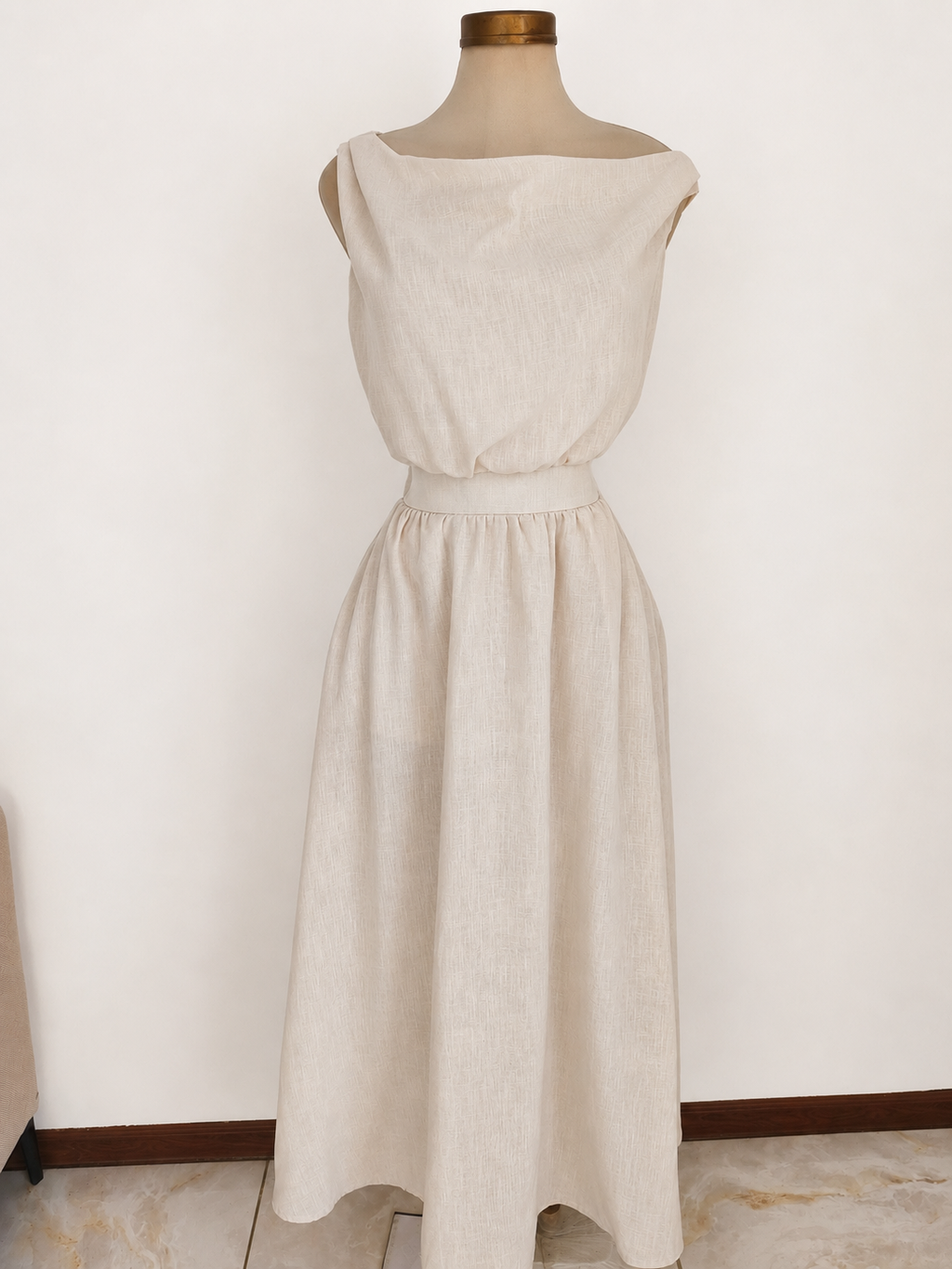 Vestido de corte A con escote asimétrico