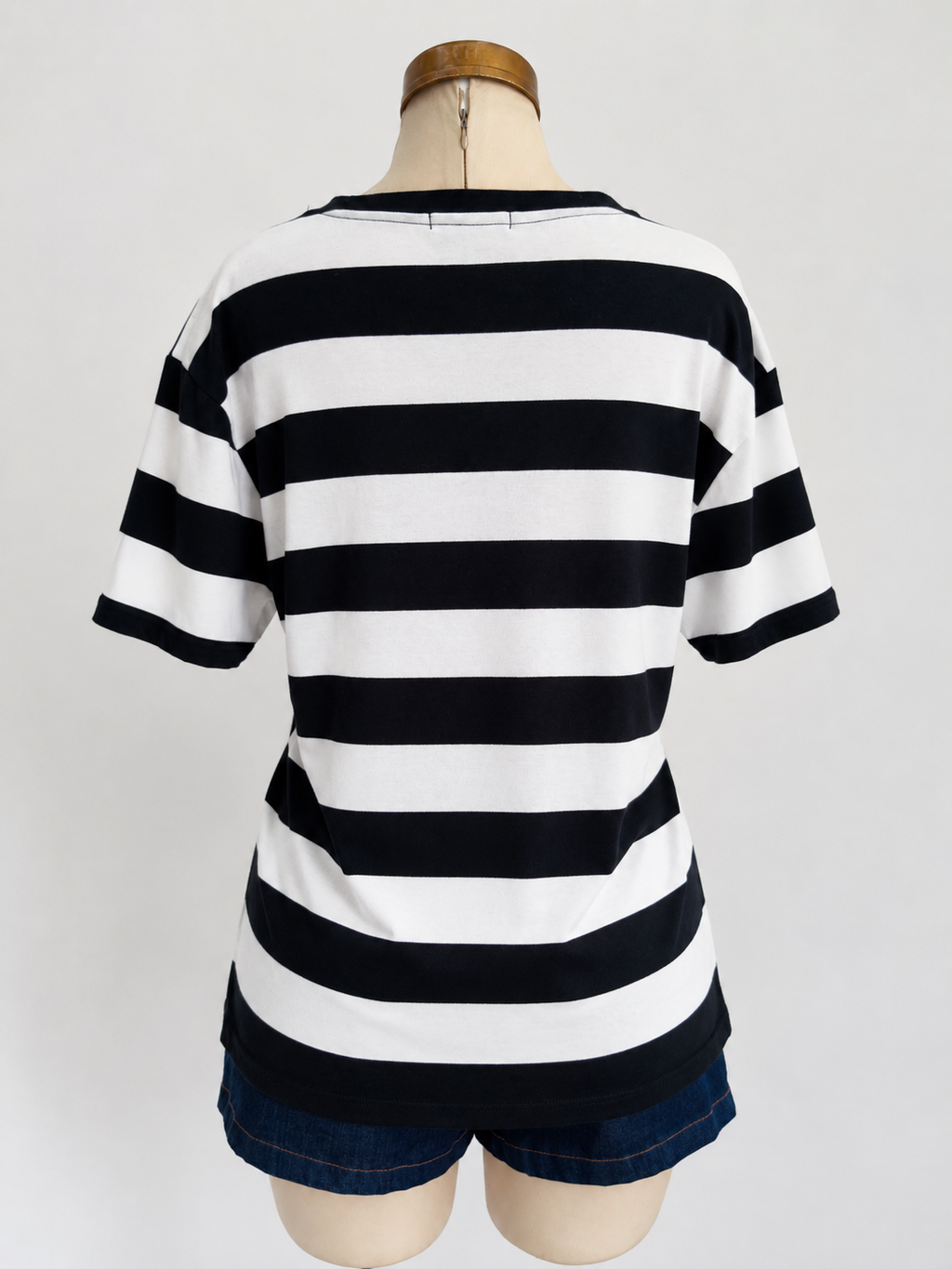 Camiseta negra de manga corta con cuello redondo y rayas gráficas - imagen 2