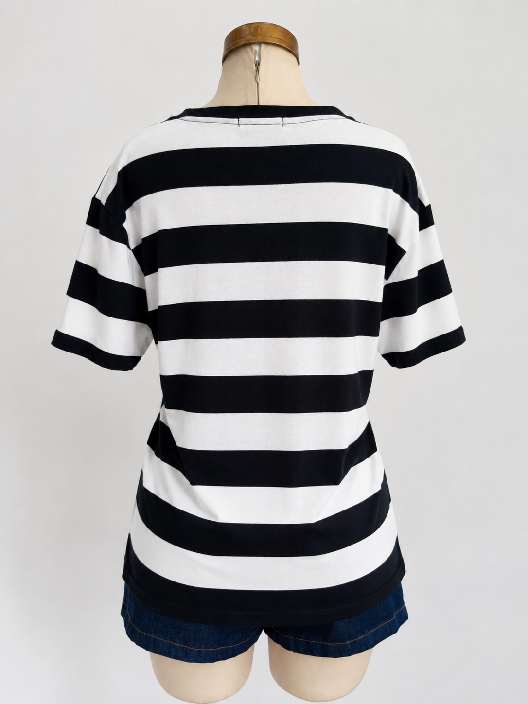 Camiseta negra de manga corta con cuello redondo y rayas gráficas - imagen 2