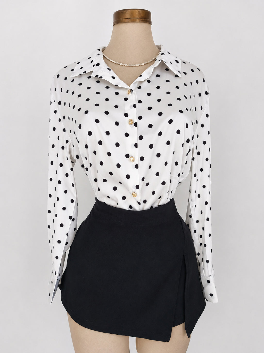 Blusa abotonada de satén con lunares